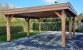 Robuuste carport met antraciet bestrating